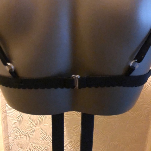 “NIP” black lace bra w/ geo lines! - Picture 4 of 4